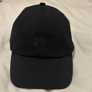 Women’s black Under Armour adjustable performance baseball cap